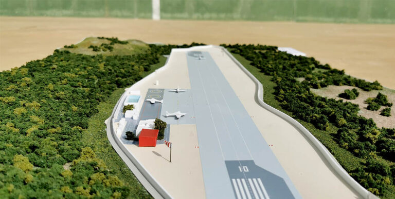 Maqueta aeródromo con aviones
