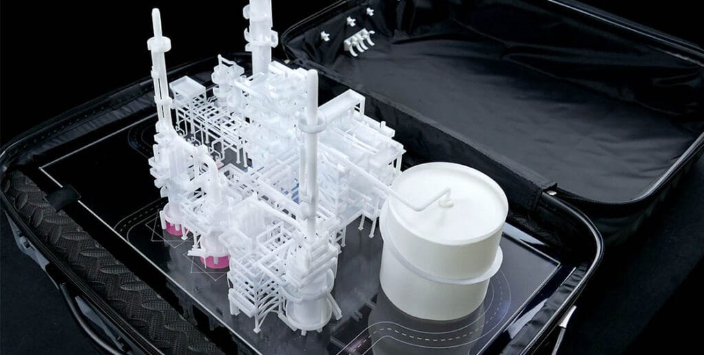 Maqueta de refinería dentro de un maletín