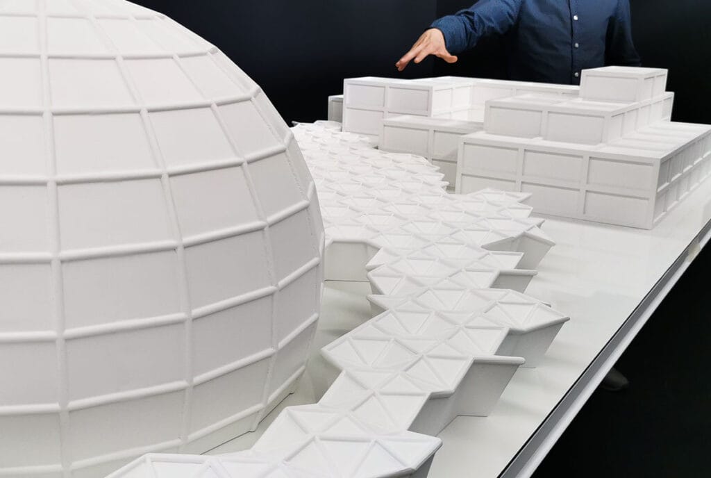 Maqueta de museo con cuerpos geométricos lateral