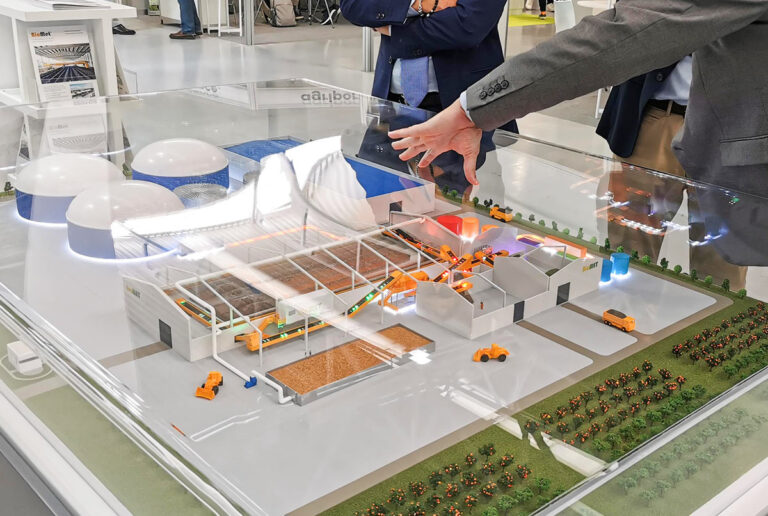 Maqueta interactiva industrial Biomet público