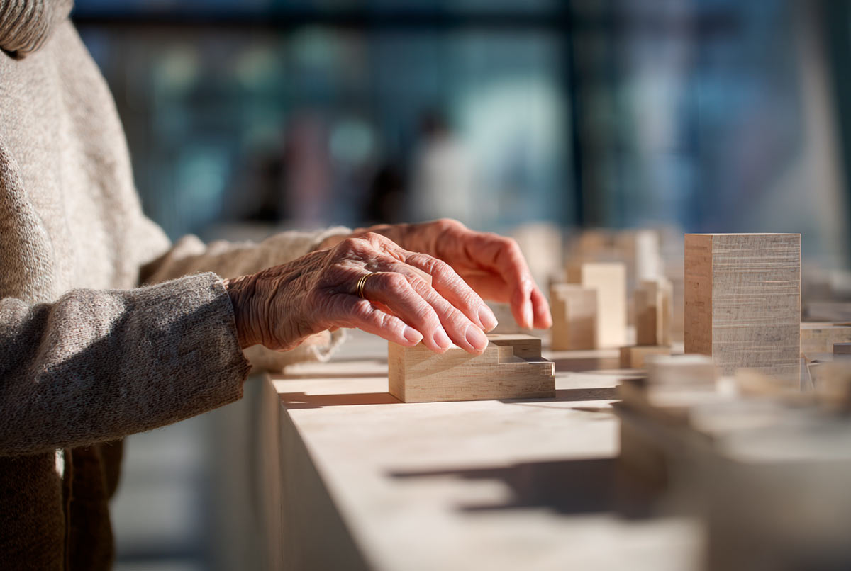 Maqueta tiflológica con unas manos