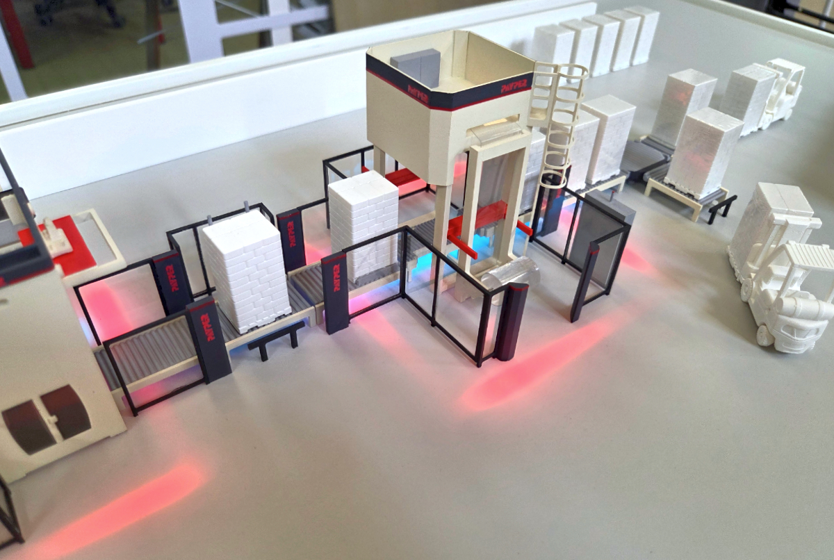 Maqueta industrial con iluminación interactiva